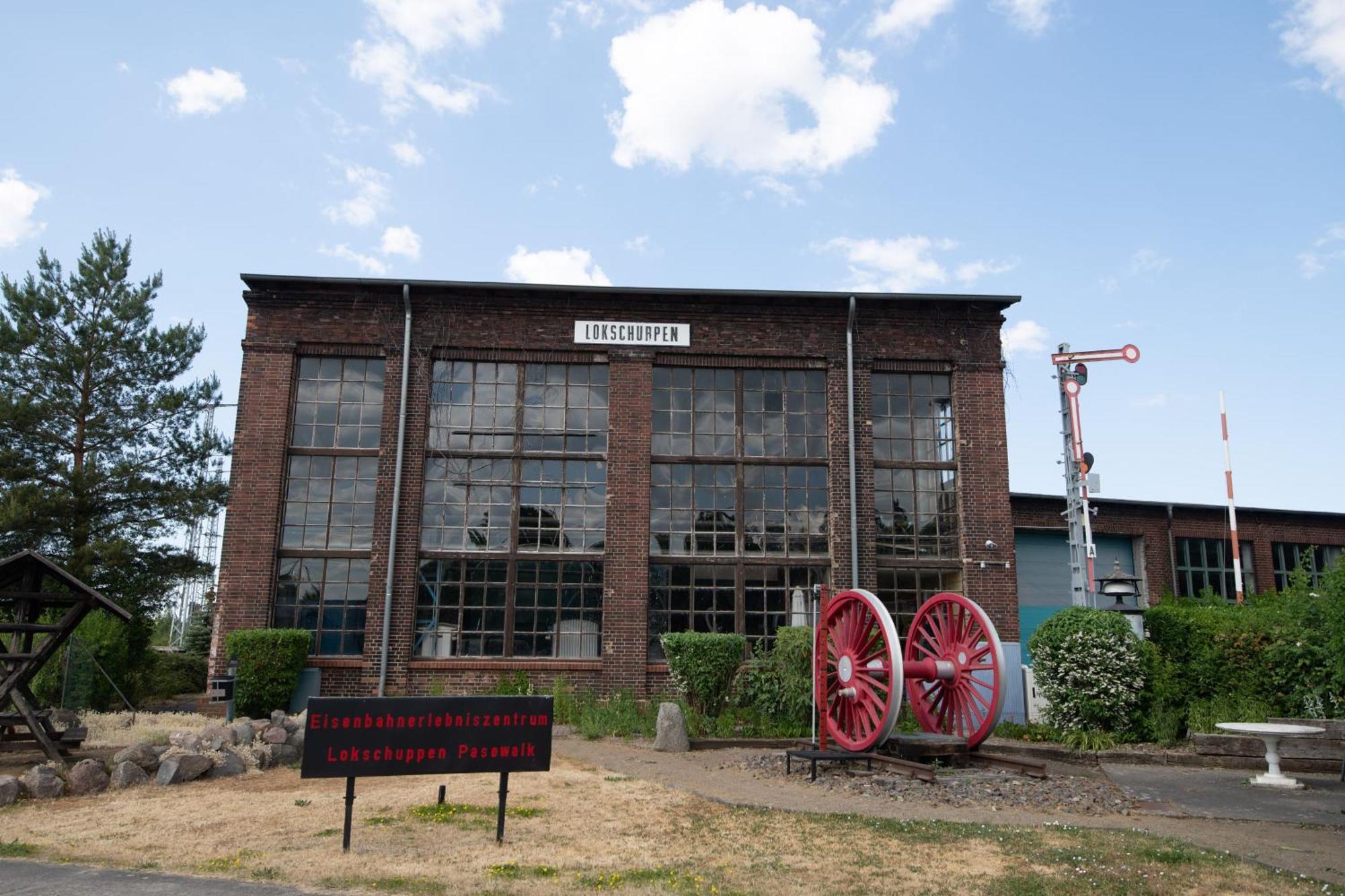 Lokschuppen Pasewalk- Gaestehaus Lokschuppen ภายนอก รูปภาพ